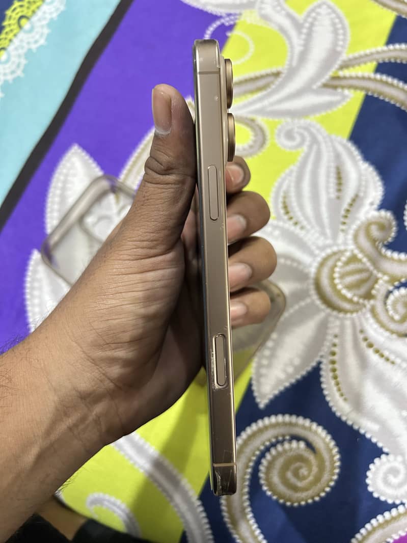 Apple iPhone 16 Pro Max 4