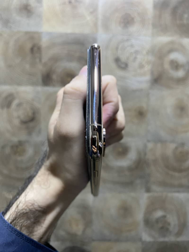 Apple iPhone XS Max 4