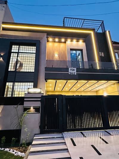 10 Marla Facing Park House For Sale