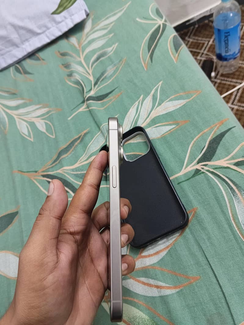 Apple iPhone 15 Pro Max 2