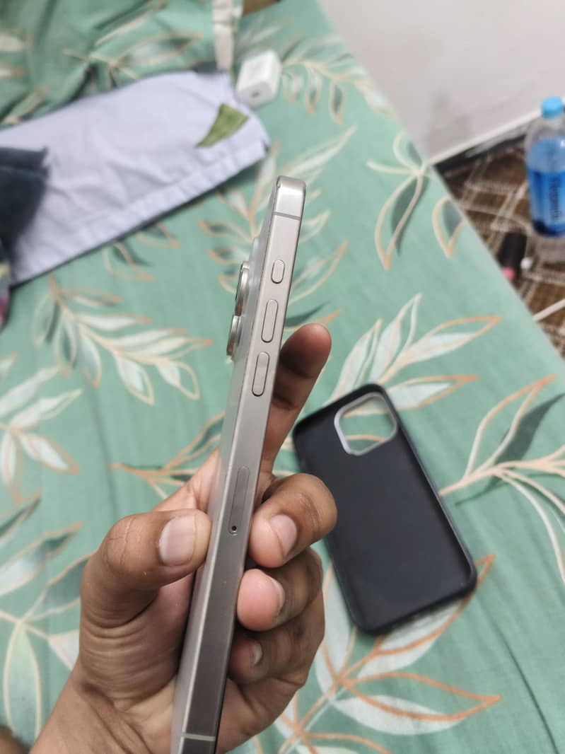 Apple iPhone 15 Pro Max 4