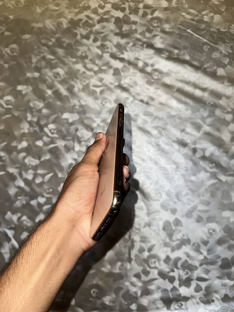 Apple iPhone XS Max 3