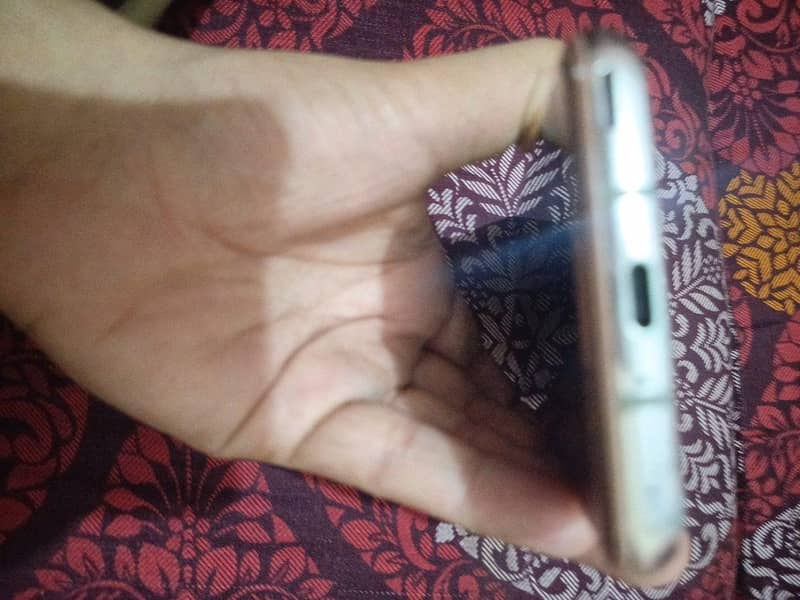 Sharp Aquos R2. 3
