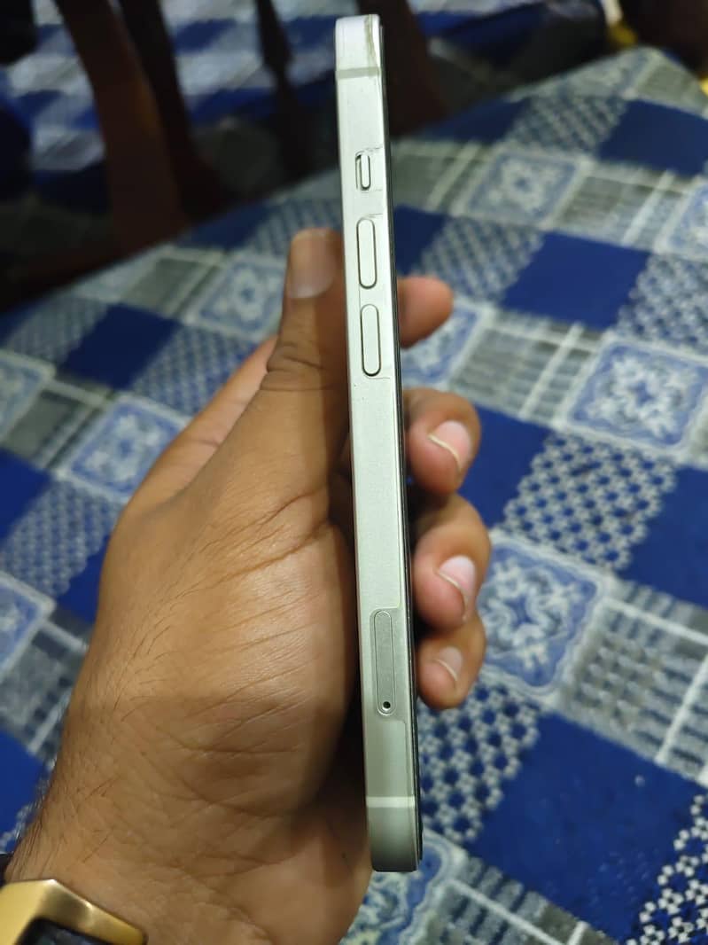 Apple iPhone 13 1