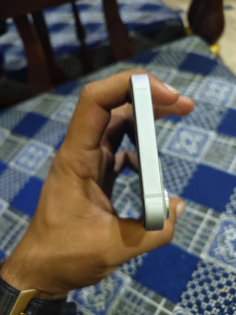 Apple iPhone 13 4