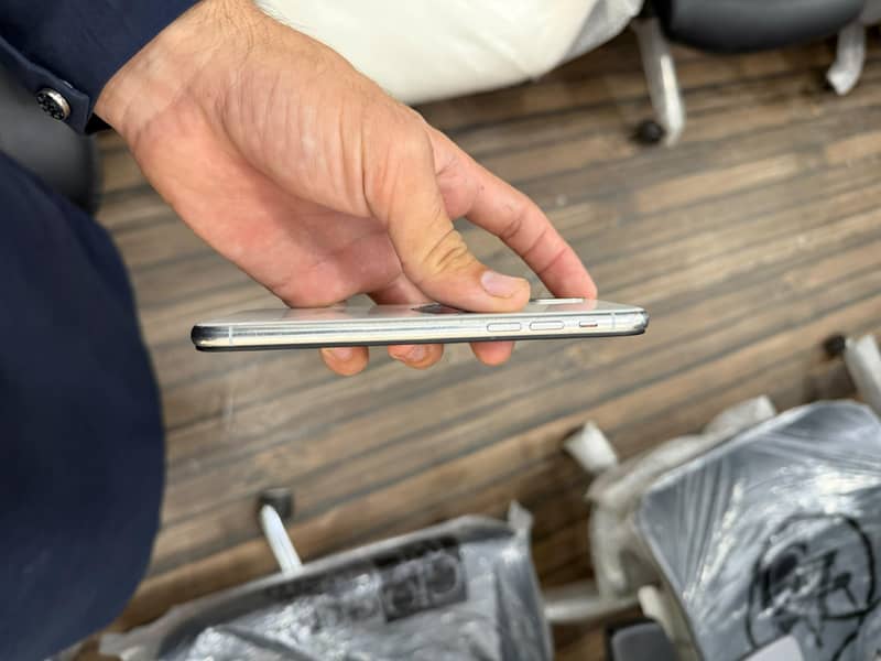 Apple iPhone X 3