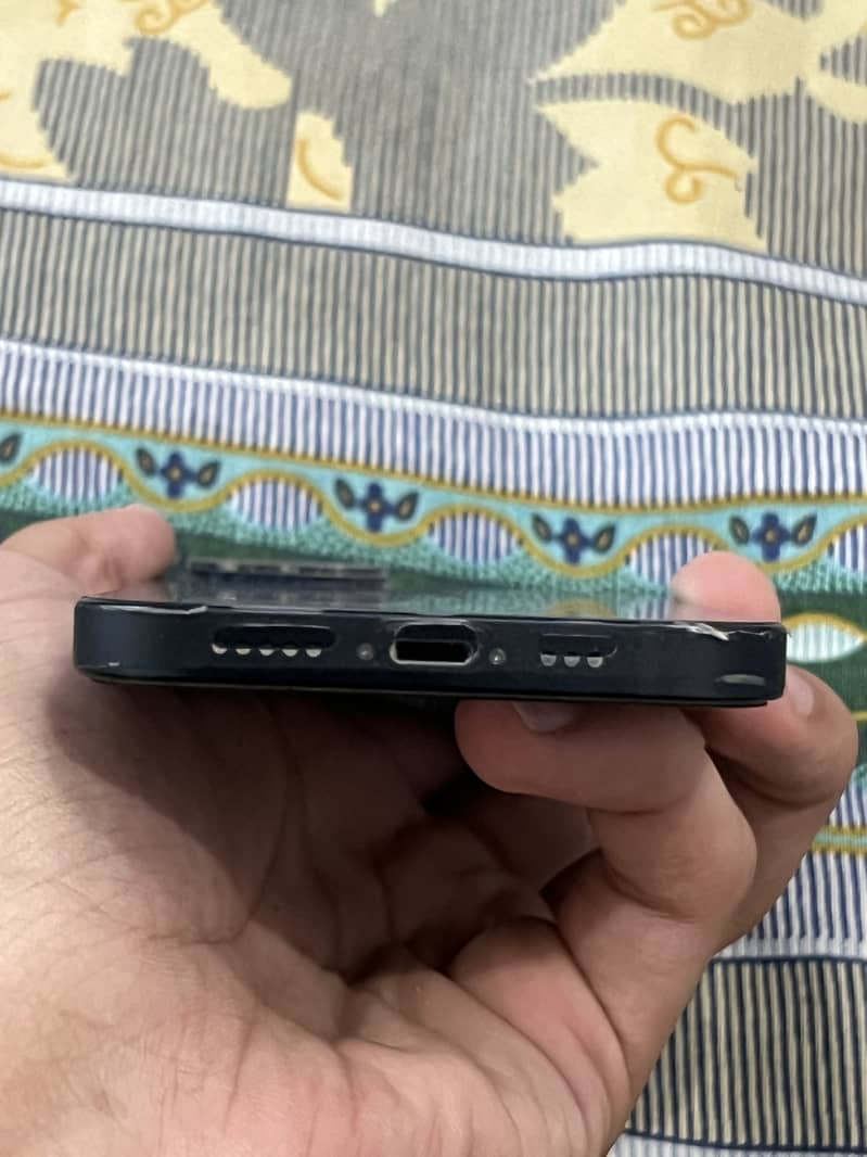 Apple iPhone 13 8