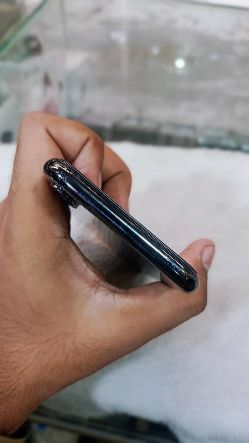 Apple iPhone X 4