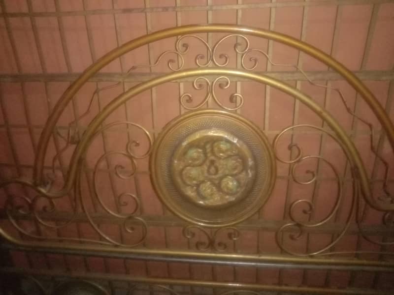 iron bed 0