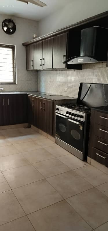 10 MARLA 3 BEDROOM HOUSE AVAILABLE FOR RENT