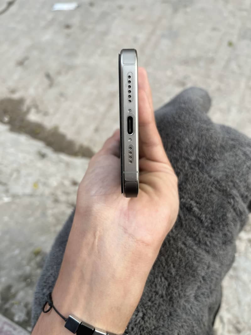 Apple iPhone 15 Pro Max 4