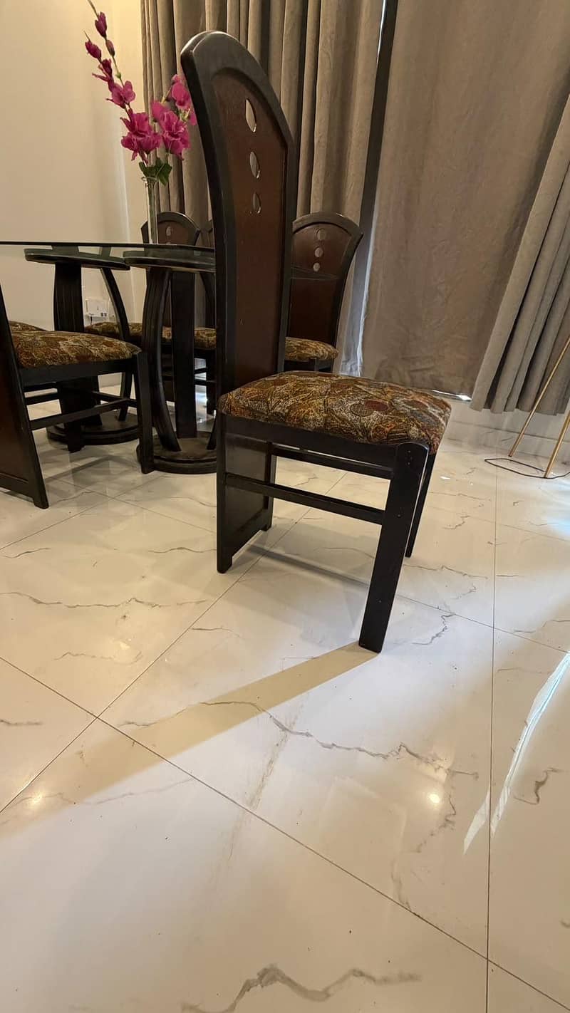 dining table in good condition 4