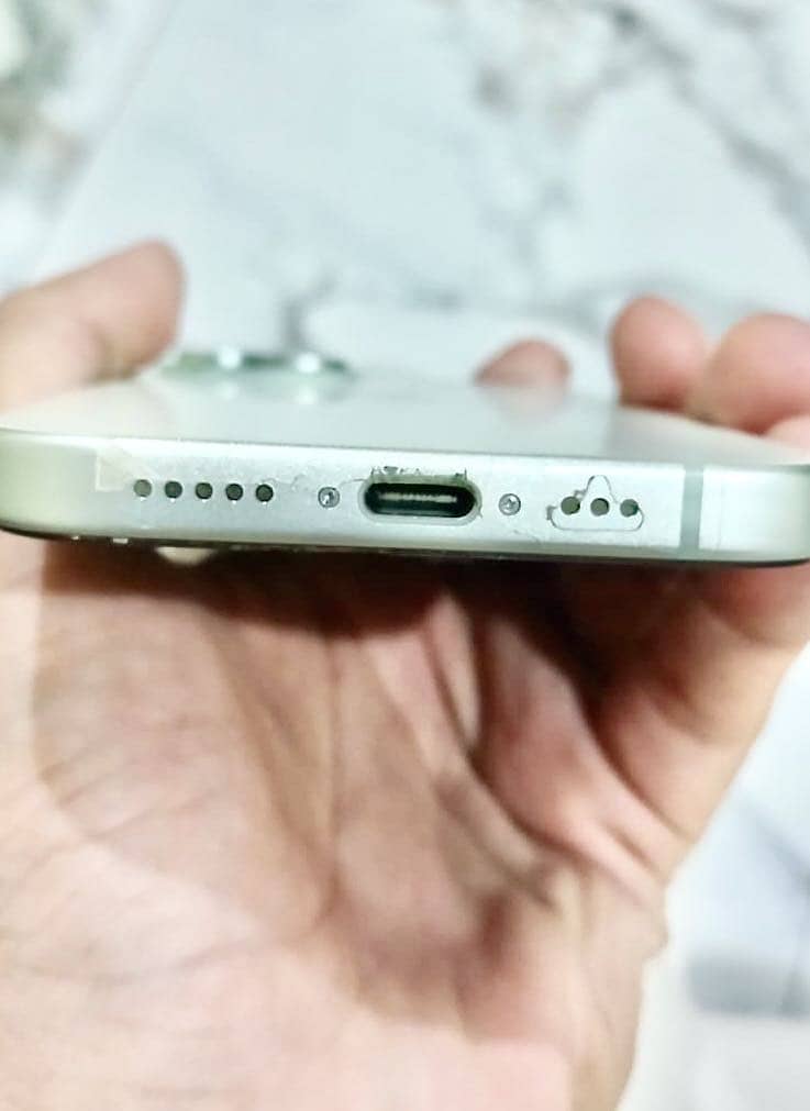 Apple iPhone 15 4