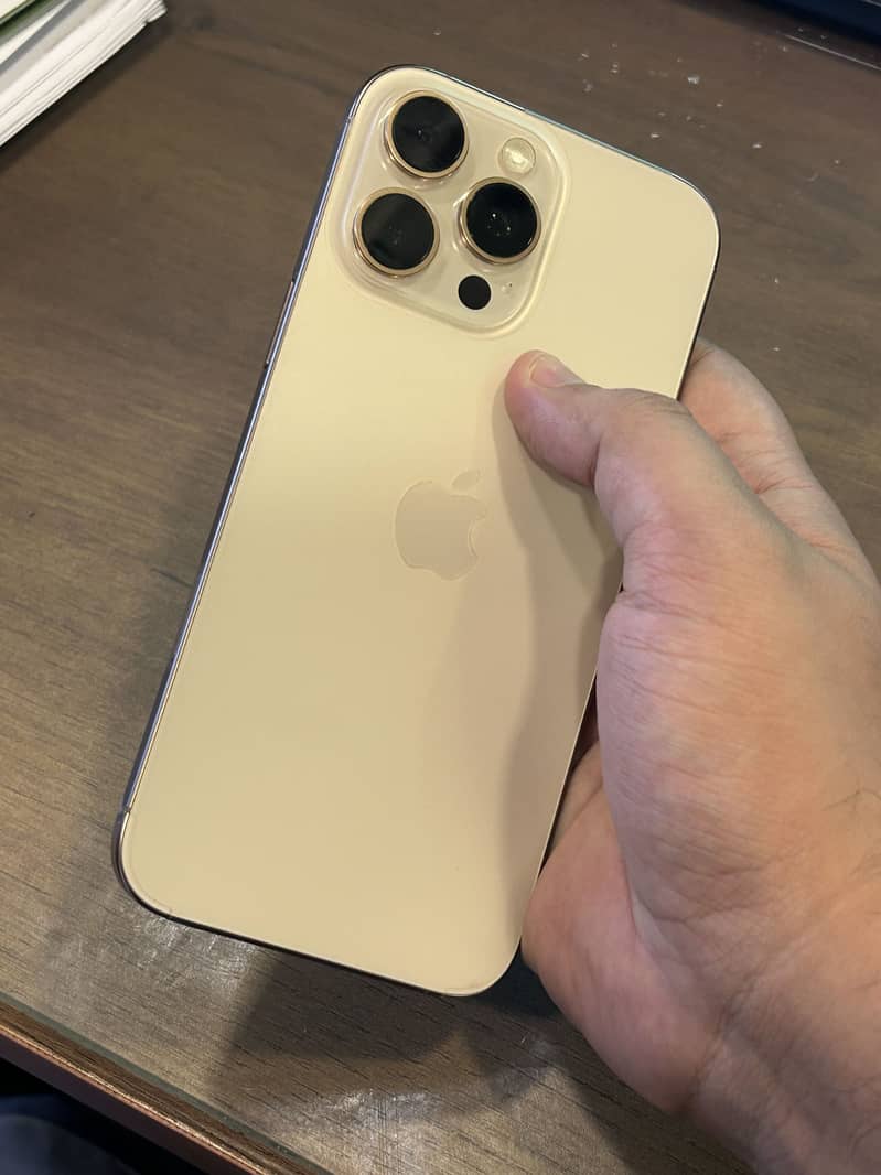 Apple iPhone 16 Pro Max 4