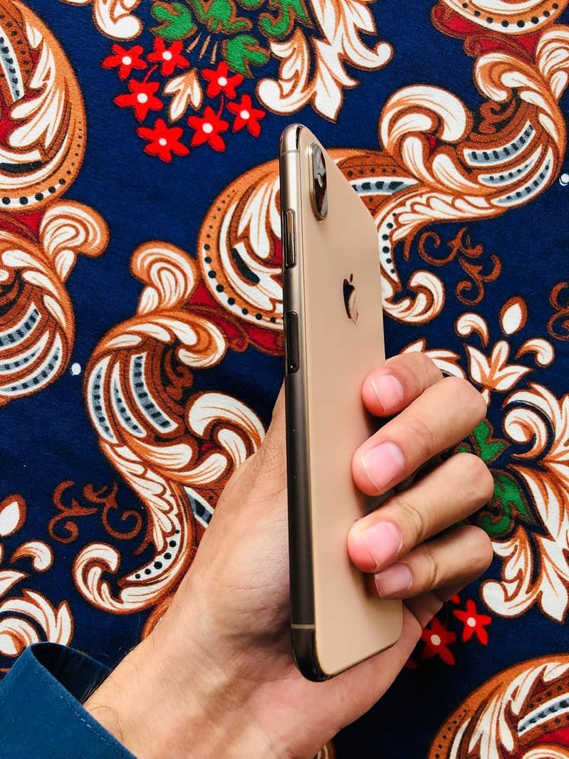 Apple iPhone XS Max 3