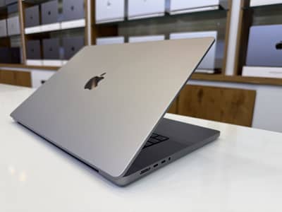 Apple MacBook Pro M2 — 32GB / 512gb 24Core Like New Condition