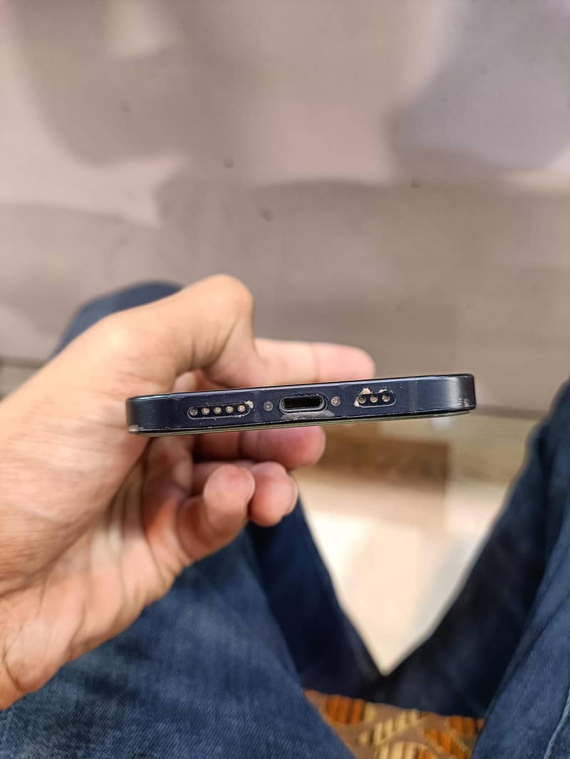 Apple iPhone 12 4