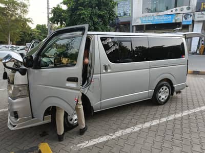 Toyota Hiace {mini bus}