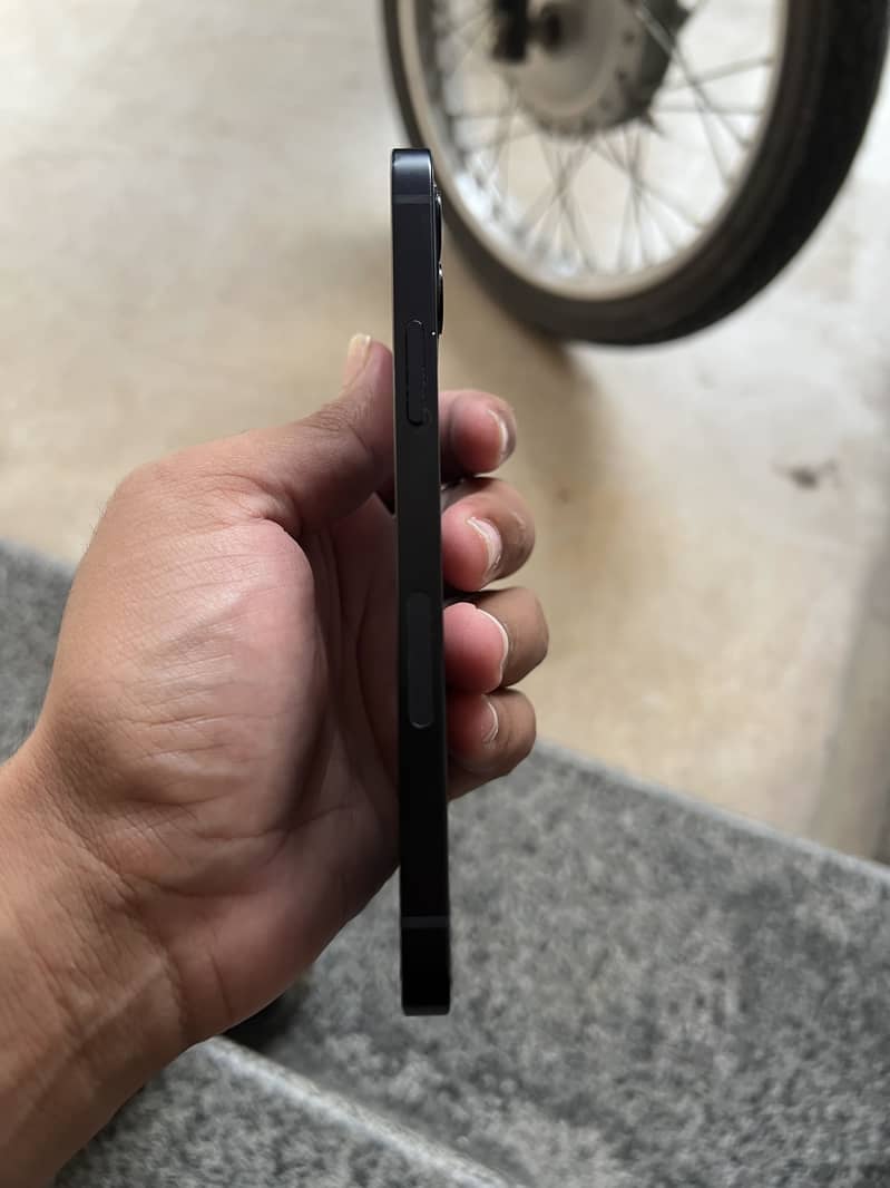 Apple iPhone 12 3