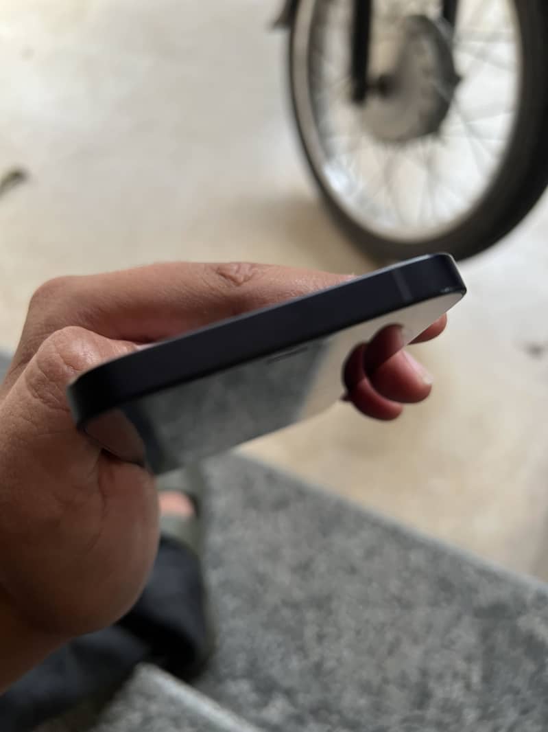 Apple iPhone 12 4