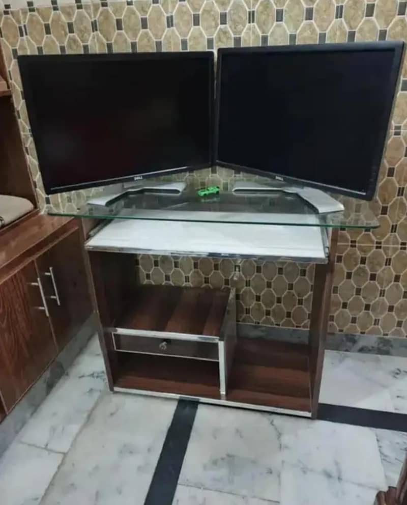 Computer table for sale 0