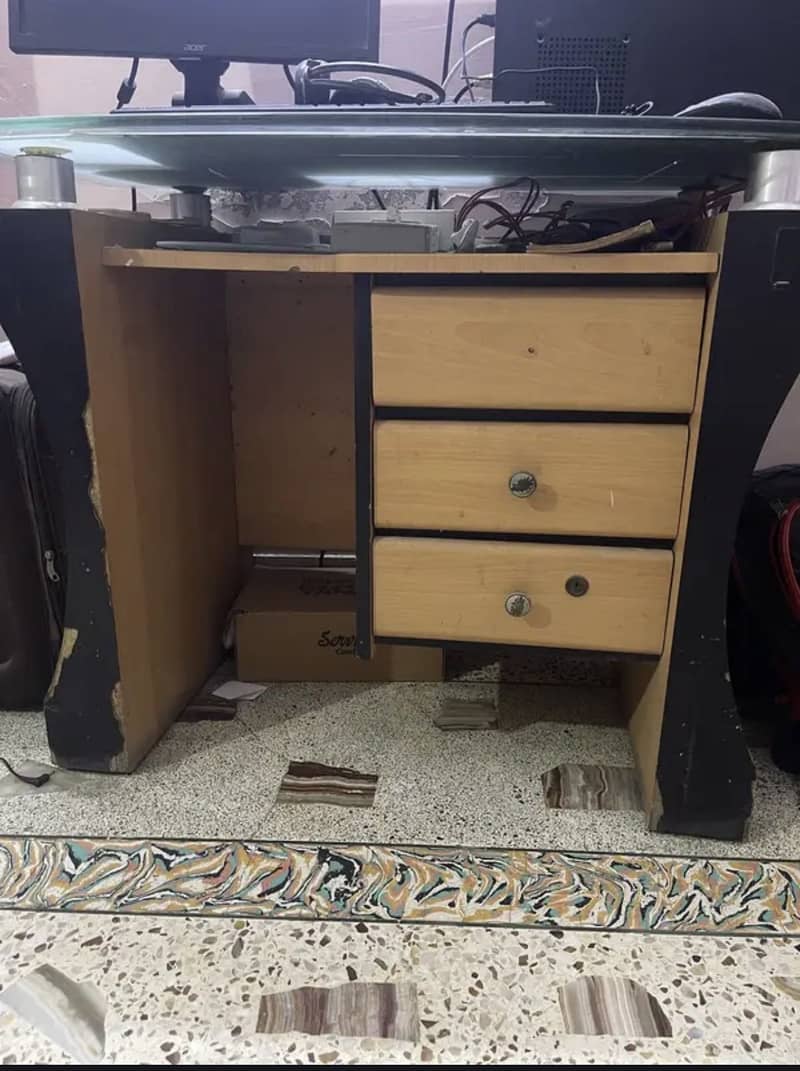 Computer table with drawers 0