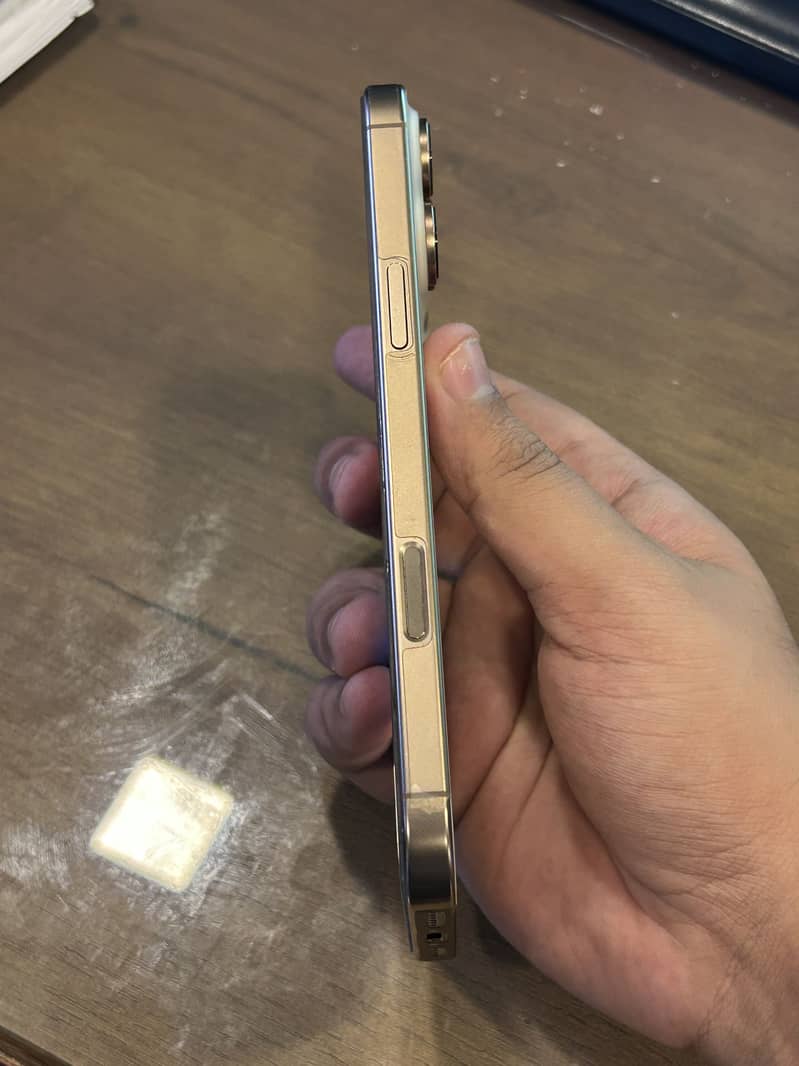 Apple iPhone 16 Pro Max 2