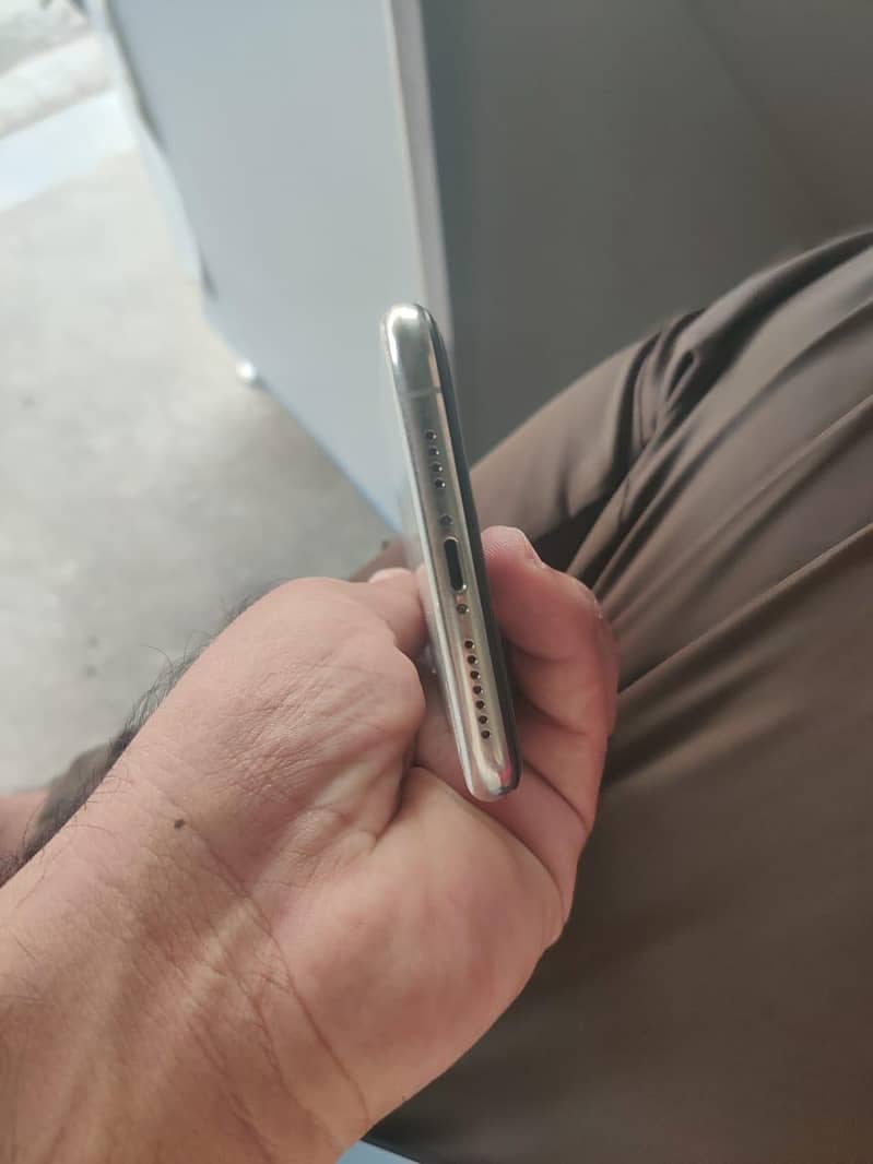 Apple iPhone XS Max 3