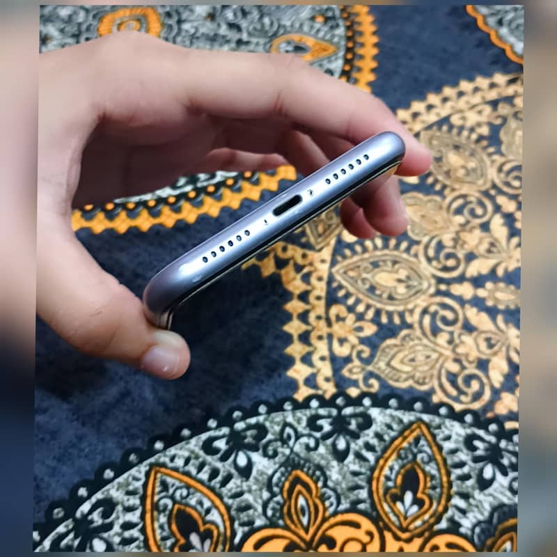Apple iPhone 11 4