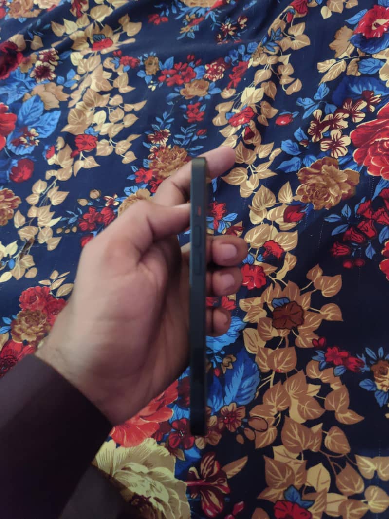 Apple iPhone 13 4