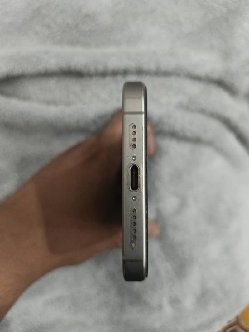 Apple iPhone 15 Pro Max 2