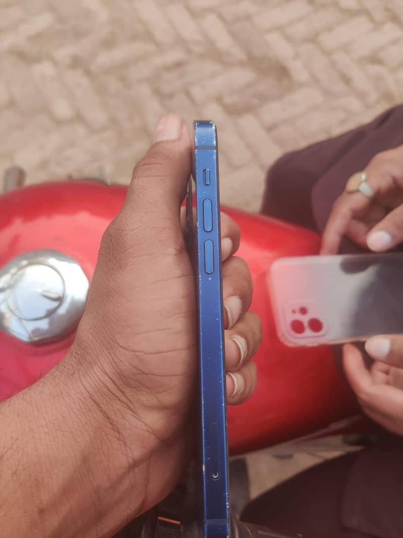 Apple iPhone 12 3