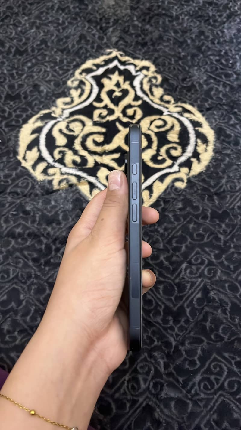 Apple iPhone 16 2