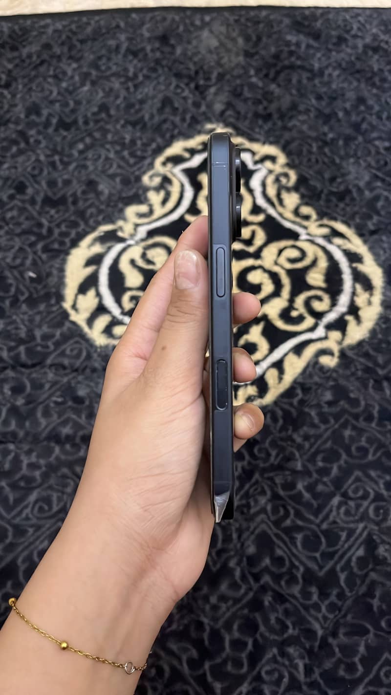 Apple iPhone 16 4