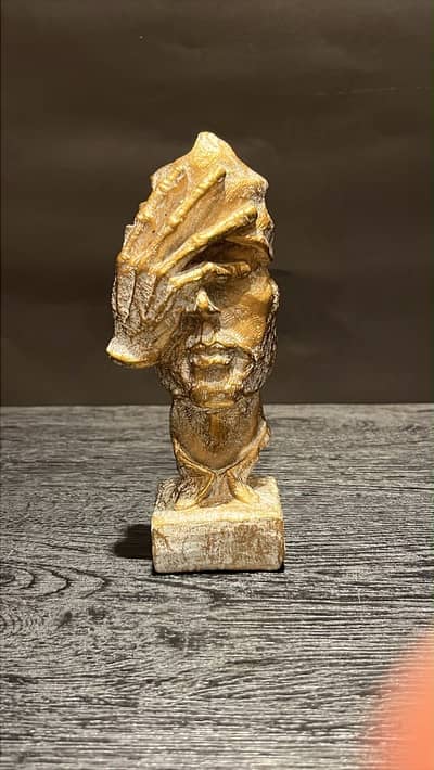 Golden face decor piece