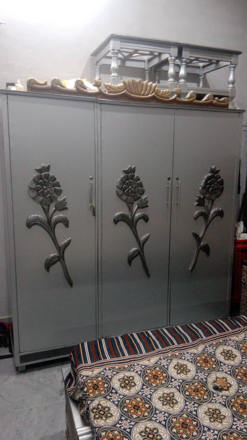 3 door cupboard Dico paint 0