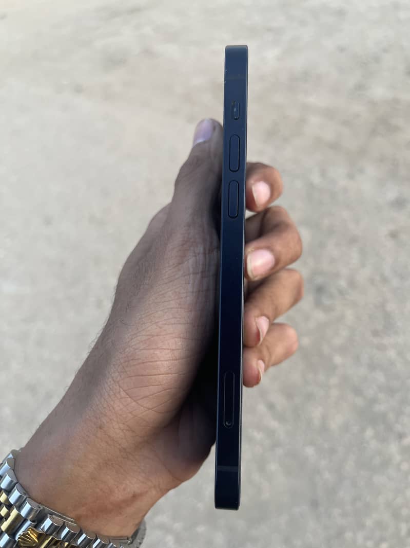 Apple iPhone 12 4