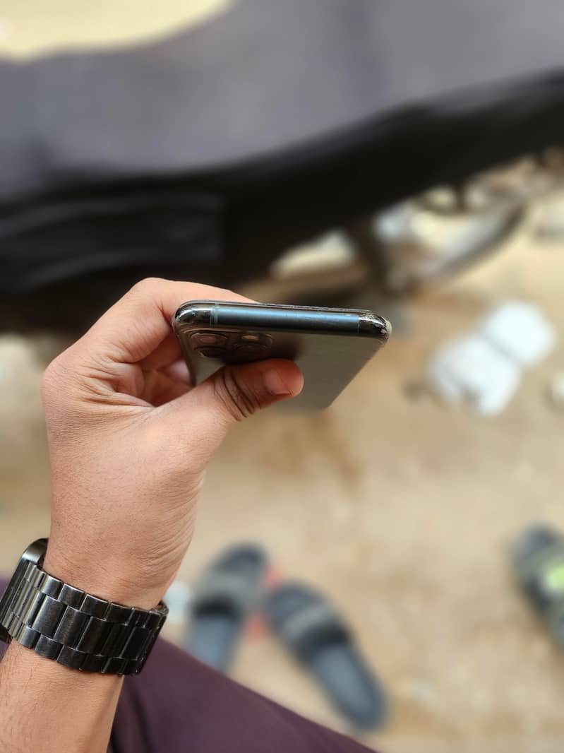 Apple iPhone 11 Pro 4