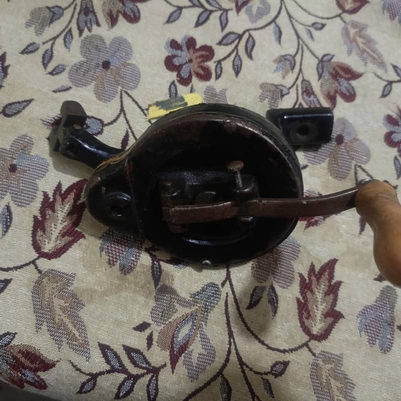 sewing machine hand crack 2