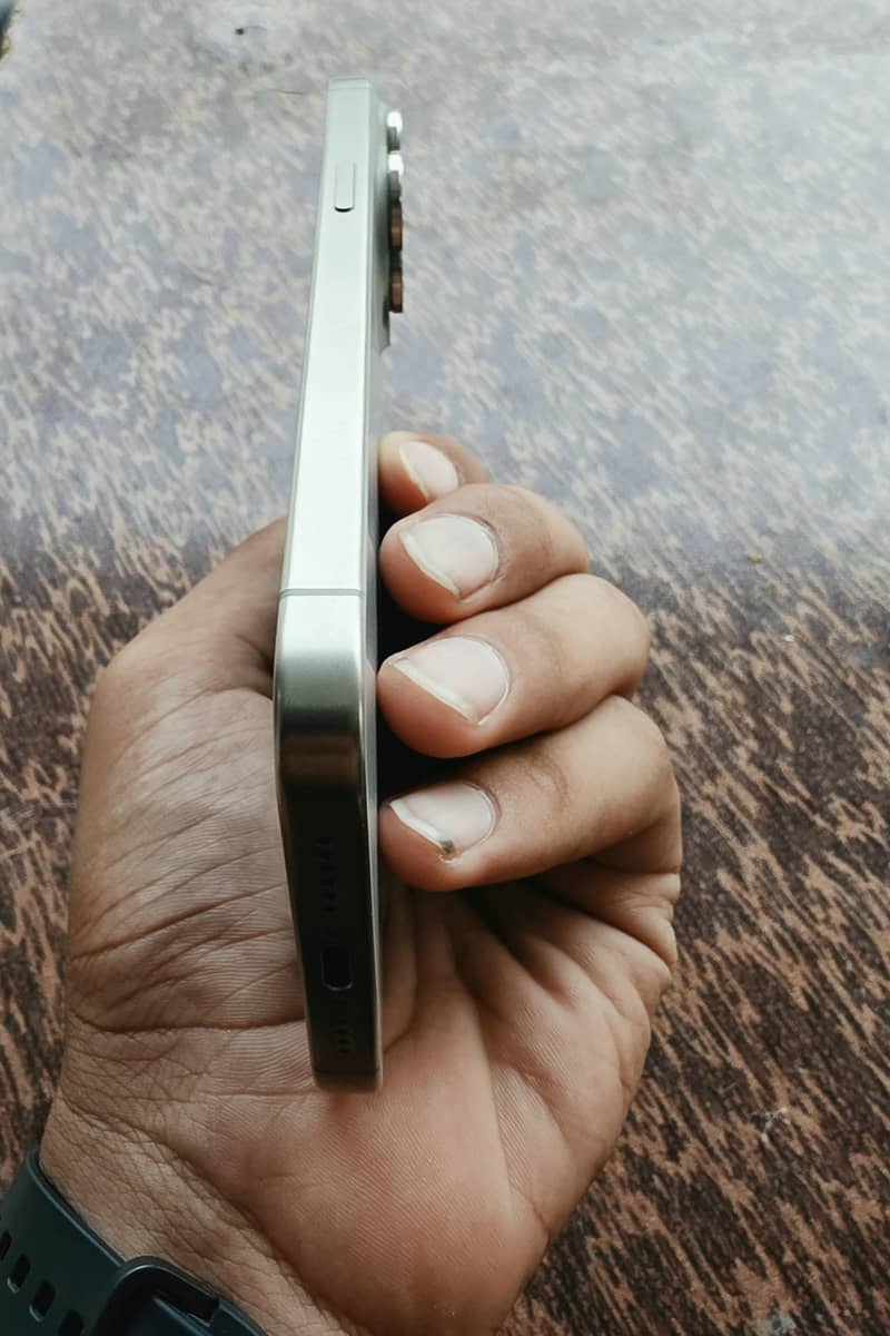 Apple iPhone 15 Pro Max 12