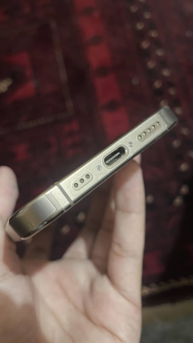 Apple iPhone 16 Pro 4