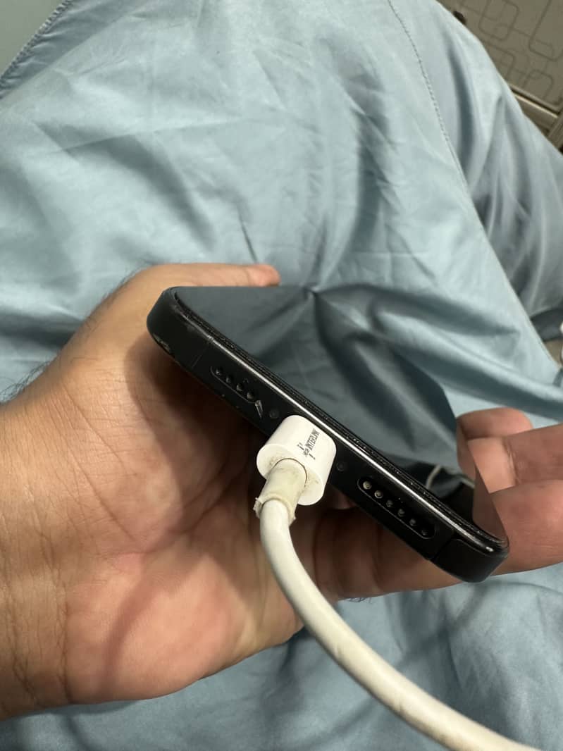 Apple iPhone 16 Pro Max 4