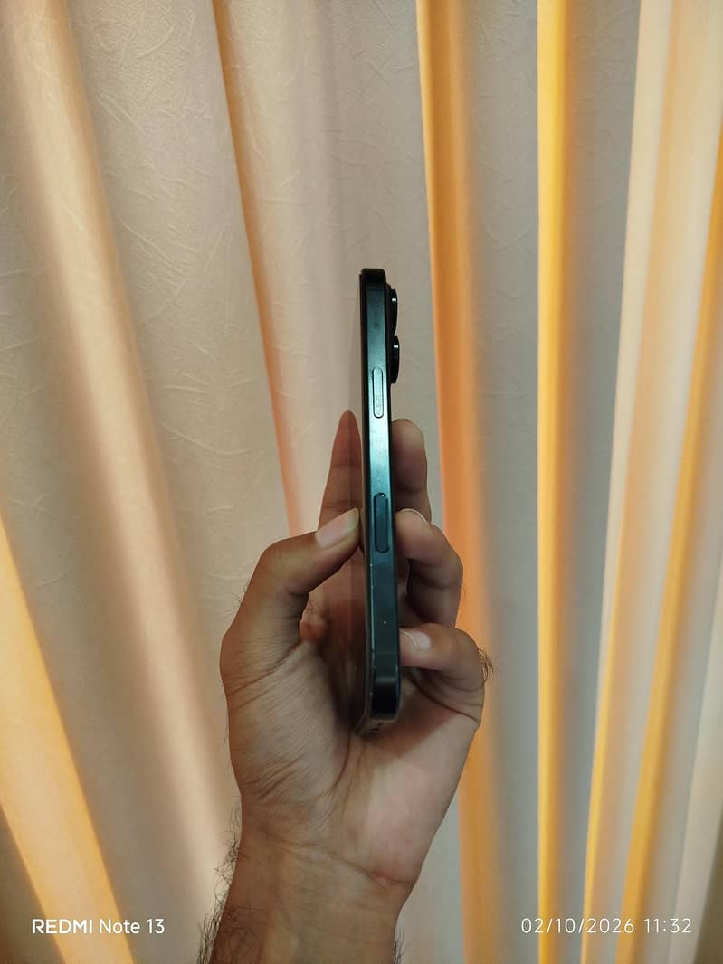 Apple iPhone 16 Pro 2