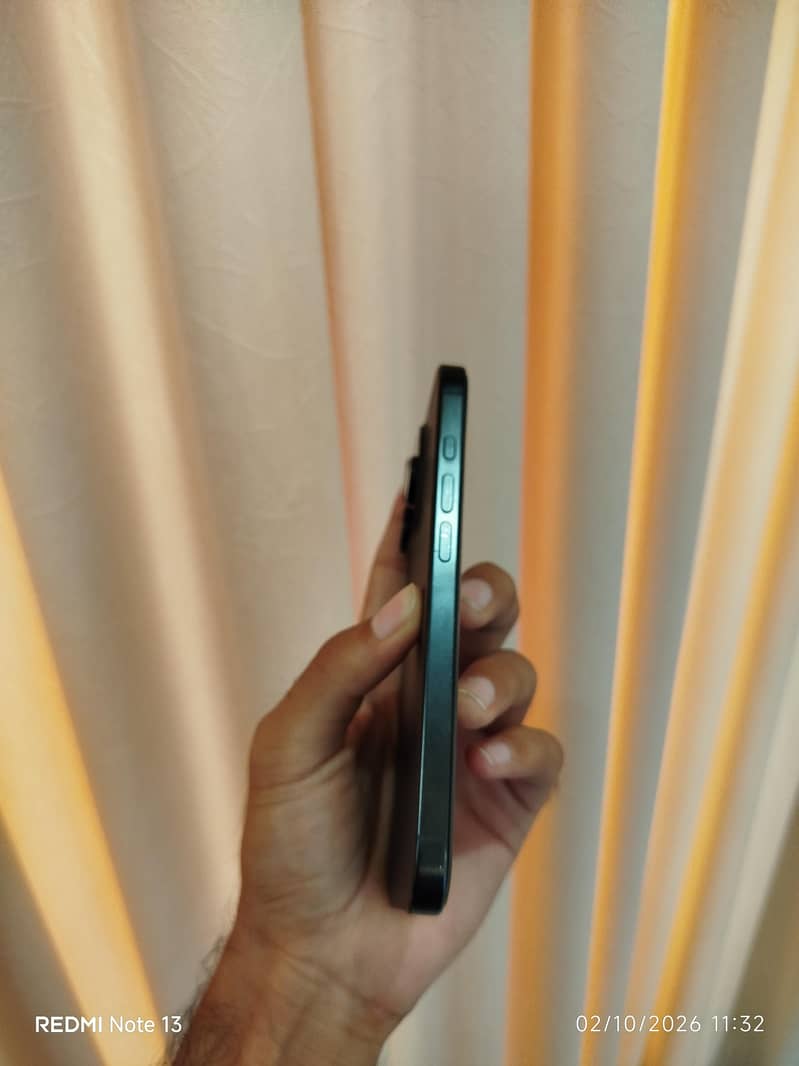 Apple iPhone 16 Pro 3