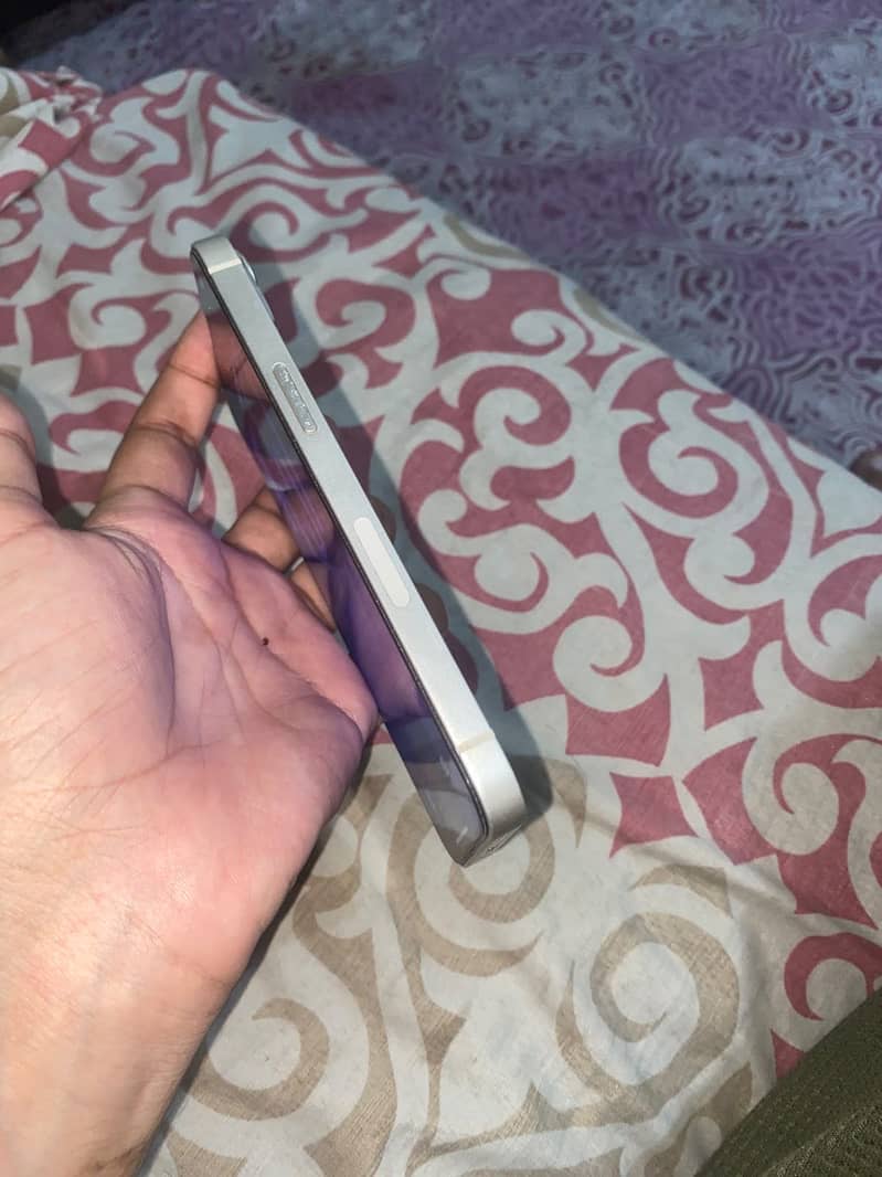 Apple iPhone 13 4