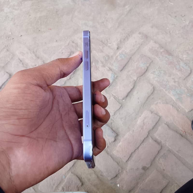 Apple iPhone 12 4
