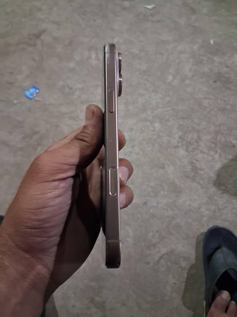 Apple iPhone 16 Pro Max 1
