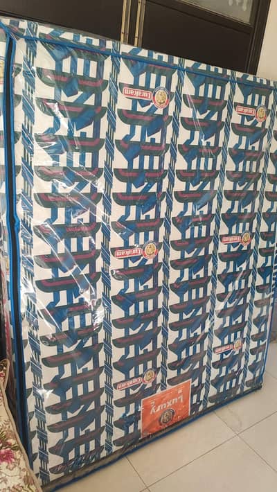 queen size mattress in very good condition 6 inches thick.