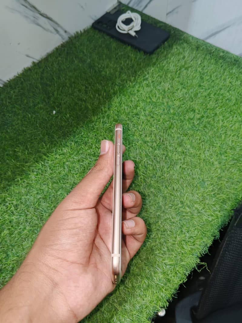 Apple iPhone 8 5