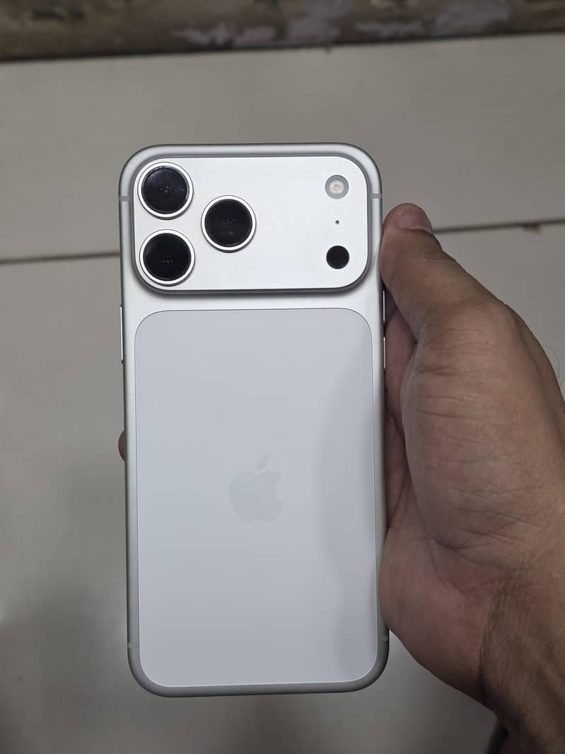 Apple iPhone 17 Pro Max 1